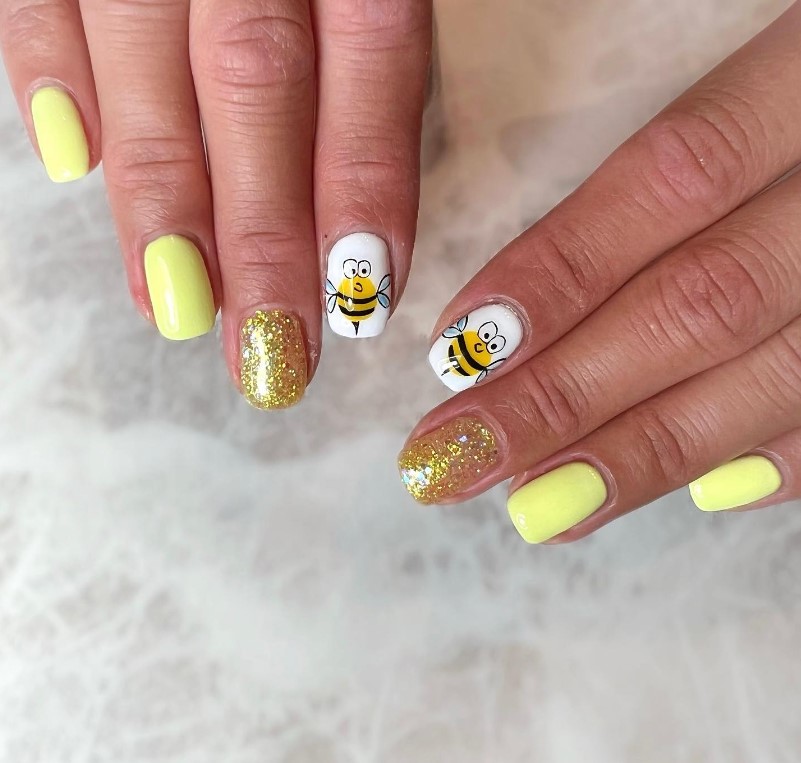 Bee nail for summer nails