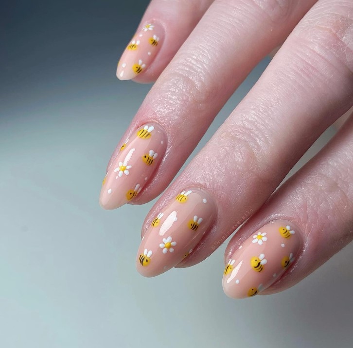 Bee Nails on Natural Nails with white flowers