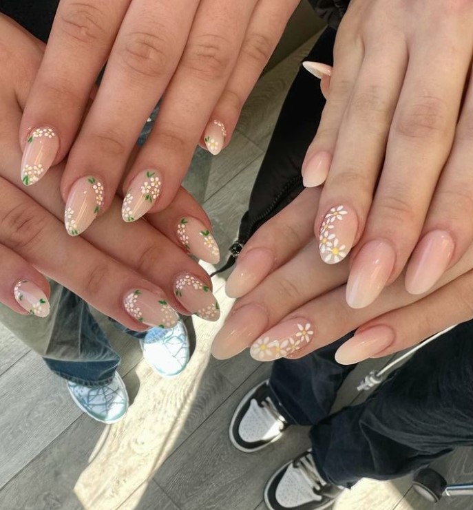 Daisies on a Natural Ombre Base Nails