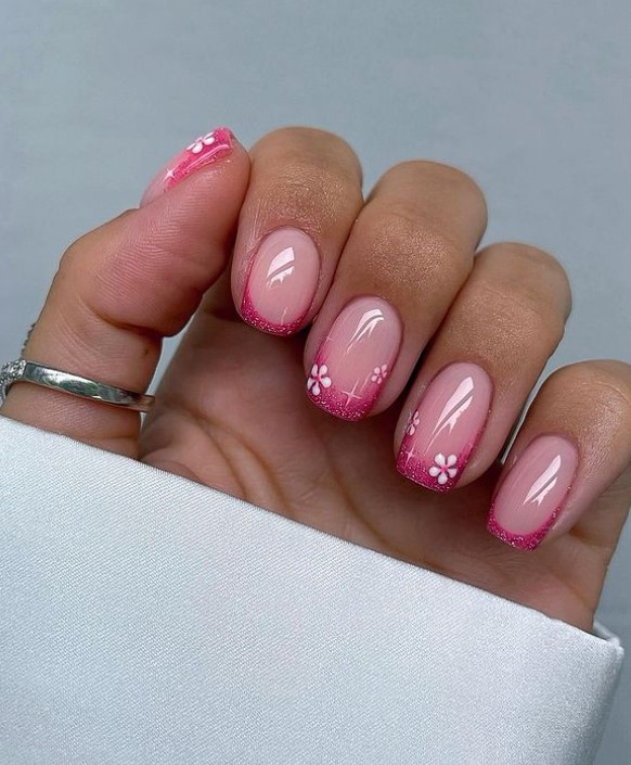 Pink short nail designs with white daisies