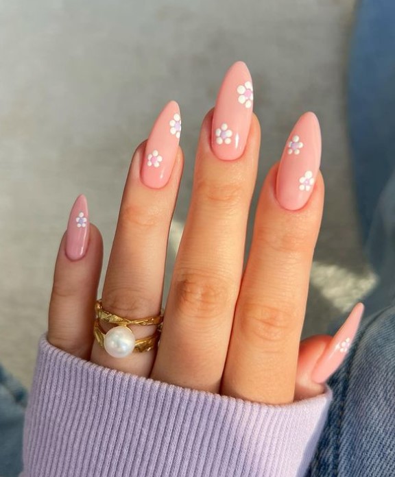 Neutral Spring Nails with White Daises