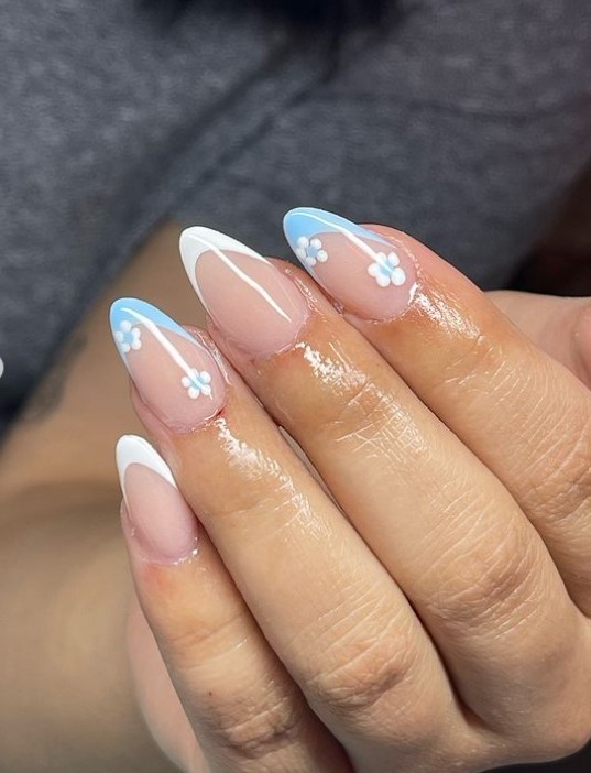 Almond shape French nails with blue and white daises