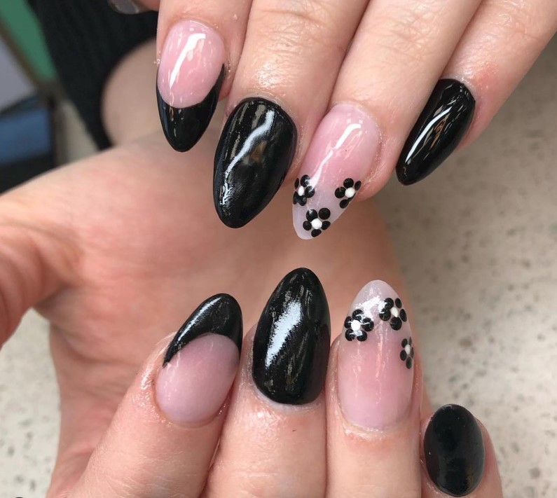 classy black nail ideas with black daisies on blush