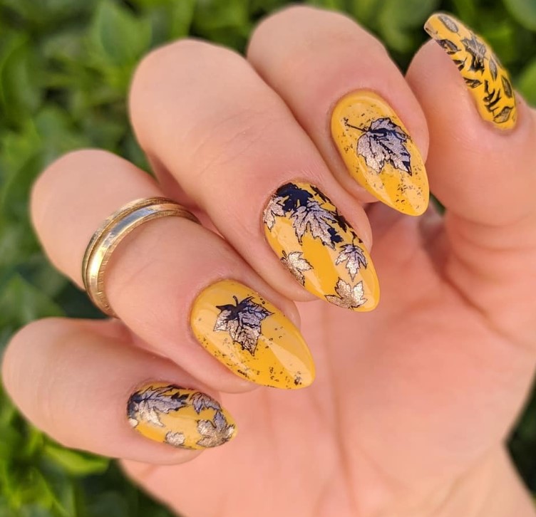 fall nail ideas with golden leaf