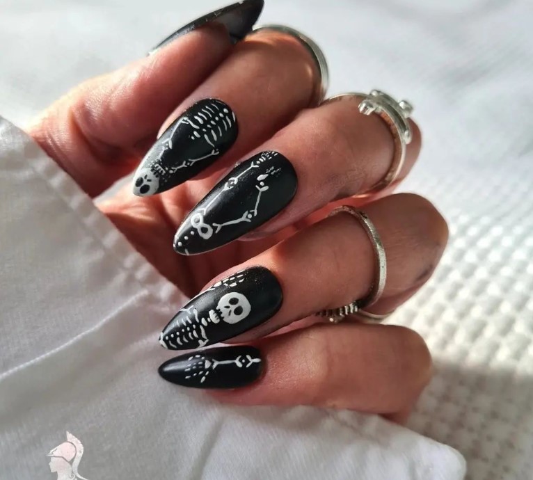 Black Halloween nail designs