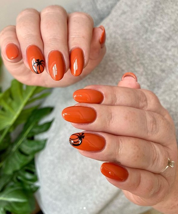 Halloween Nail designs with single outlined pumpkin