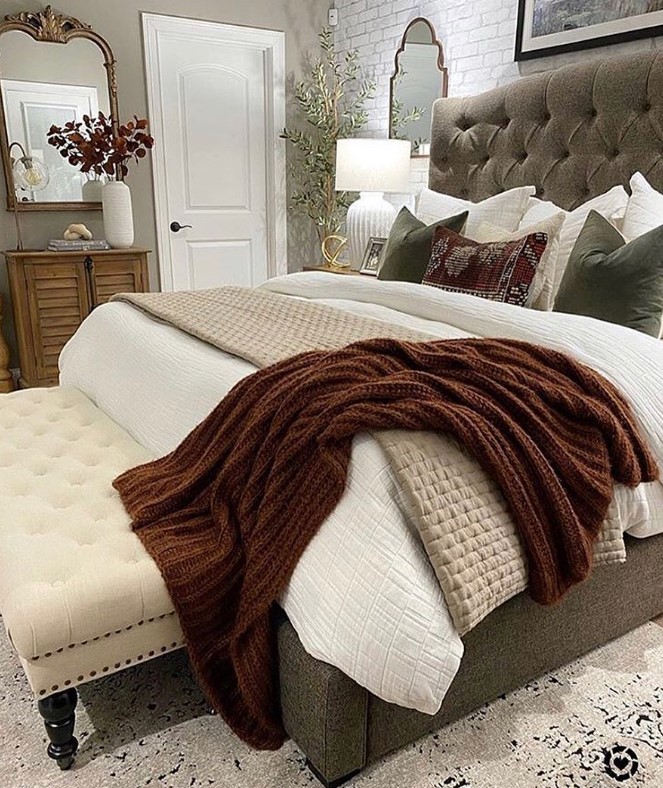 Bedroom Decor with Knitted blankets: Fall Bedroom Ideas