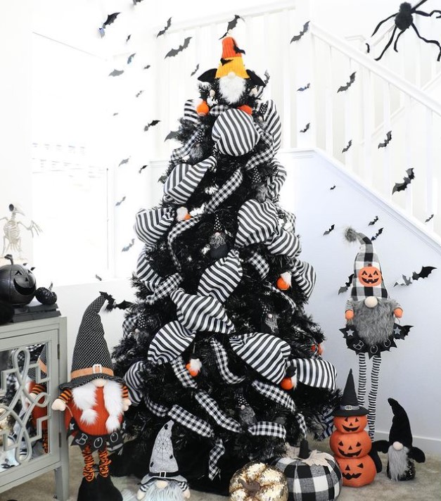 Black and White Halloween Tree