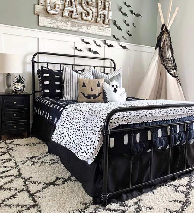 Halloween bedroom decor white and black colors