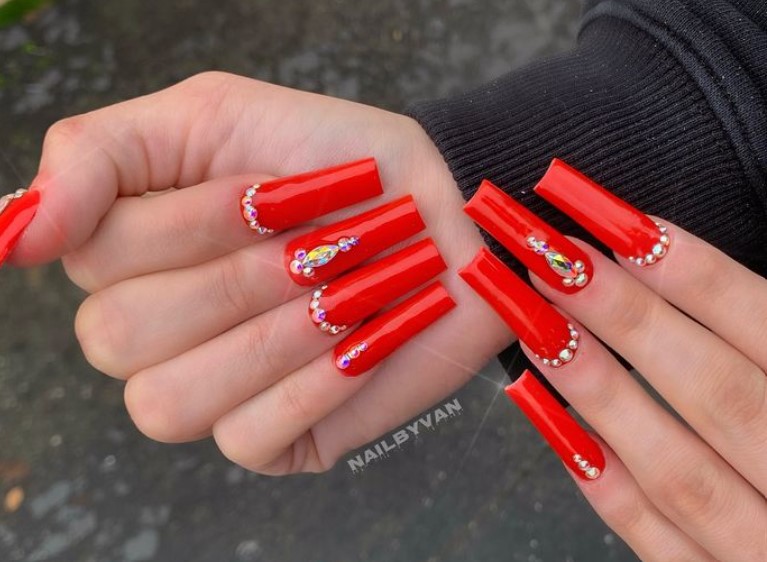 Mesmerizing red Nails with glitter designs