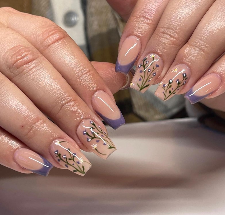 Pretty Short Coffin Nails with flowers