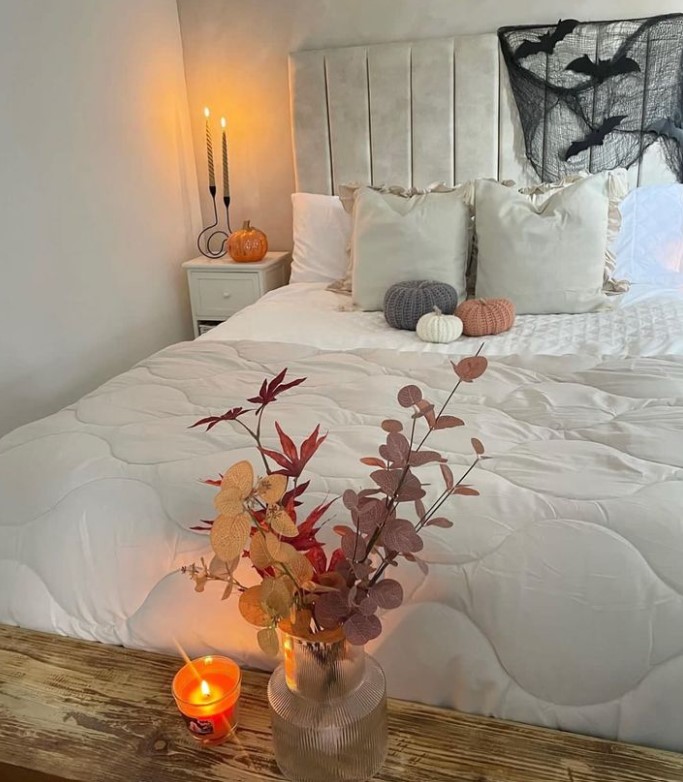 Spiderweb and Pumpkins to spookify your Bedroom