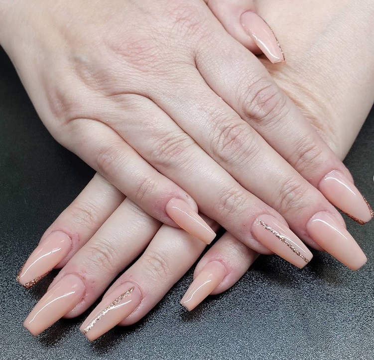 natural nails with gold details