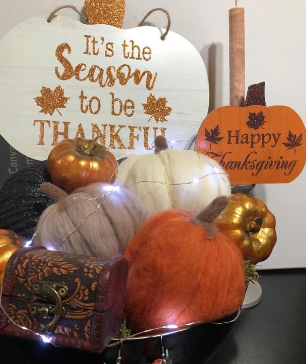 Thanksgiving table decorations with felted pumpkins