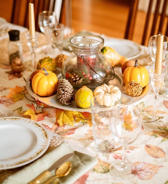 thanksgiving centerpiece and tablecloth