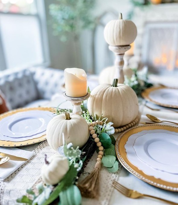 Simple Whitish Table Decor for Thanksgiivng