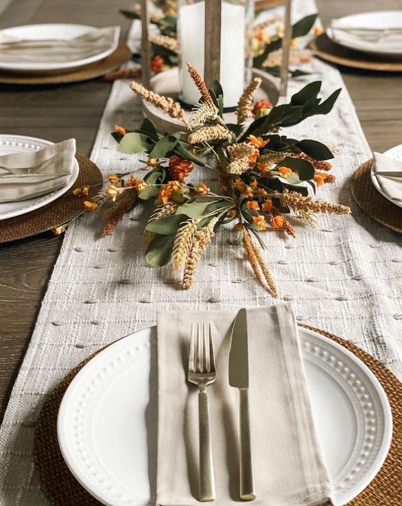 minimalistic and elegant Table Decor for thanksgiving