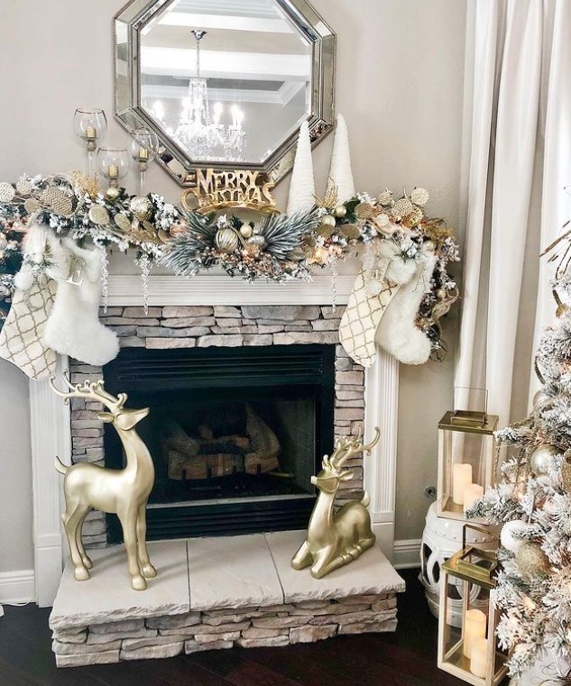 Glamorous holiday ambiance with an all-gold Christmas decor theme that’s both radiant and festive. 